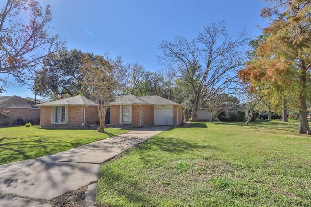 506 Castlelake Drive, Friendswood, TX 77546