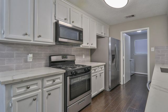 506 Castlelake Drive, Friendswood, TX 77546