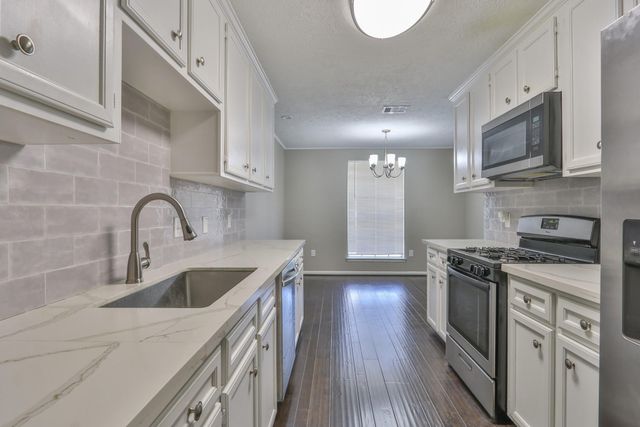 506 Castlelake Drive, Friendswood, TX 77546