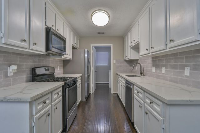 506 Castlelake Drive, Friendswood, TX 77546