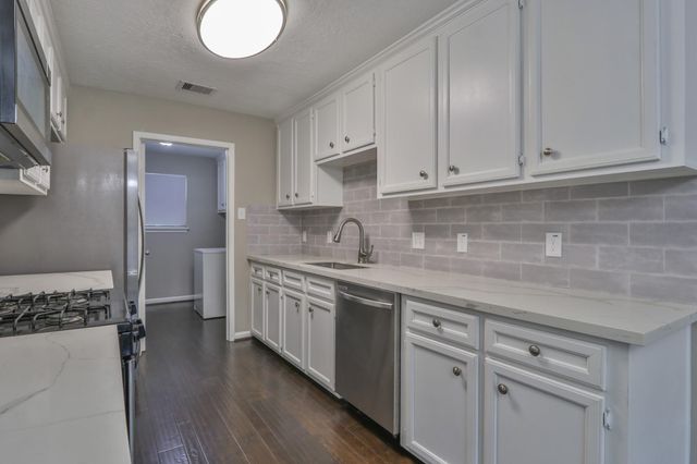 506 Castlelake Drive, Friendswood, TX 77546