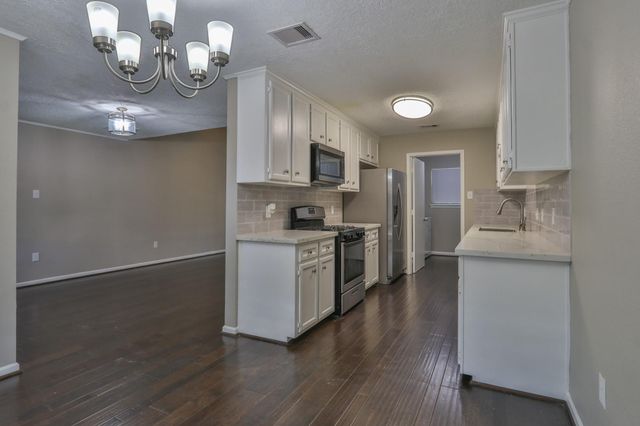 506 Castlelake Drive, Friendswood, TX 77546