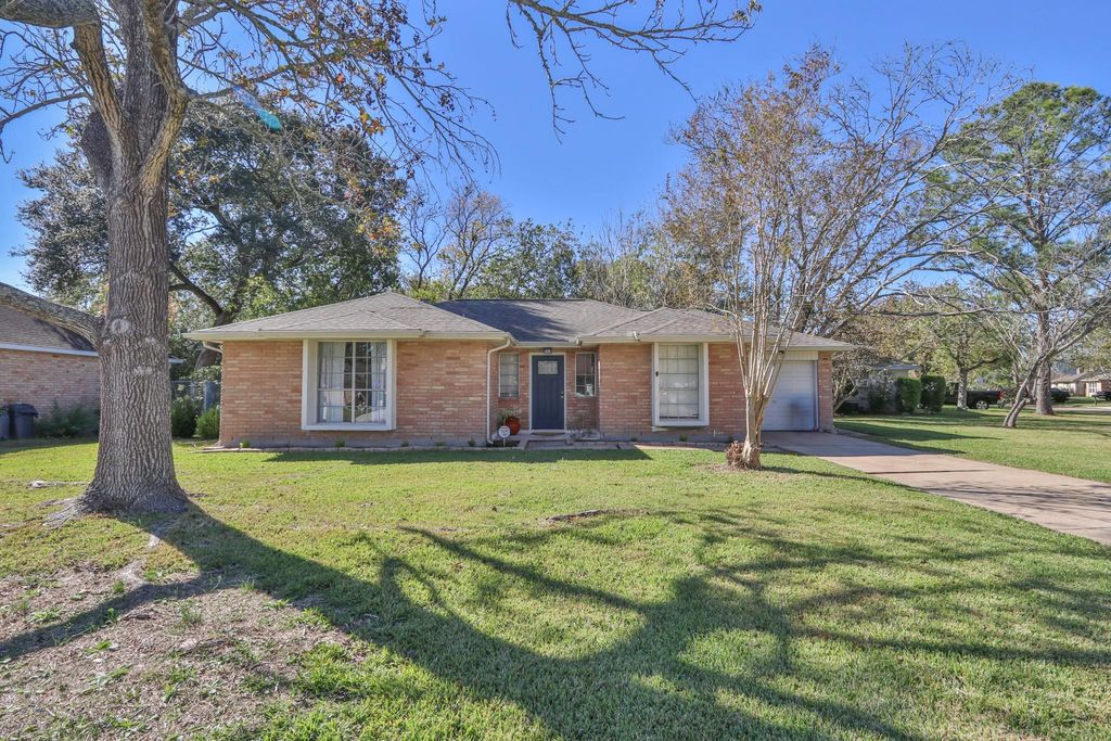 506 Castlelake Drive, Friendswood, TX 77546