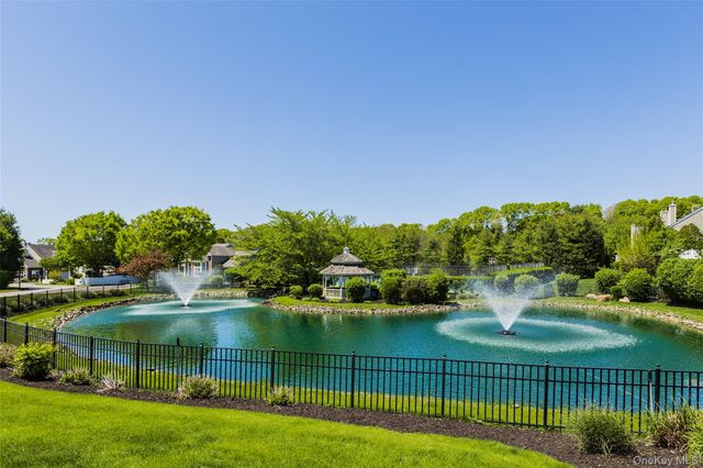 15 Scarborough Drive, Smithtown, NY 11787