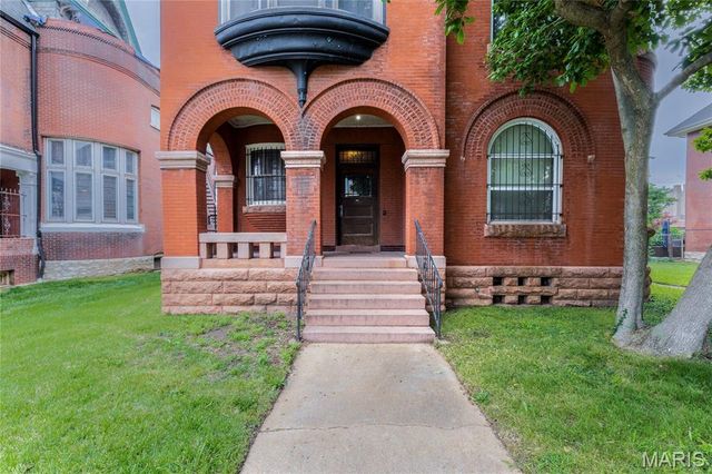 3835 Westminster Place, St Louis, MO 63108
