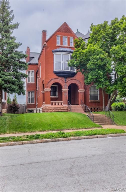 3835 Westminster Place, St Louis, MO 63108