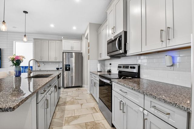 6613 Pointe Of Woods Drive, West Palm Beach, FL 33413