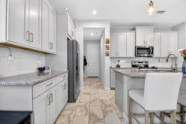 6613 Pointe Of Woods Drive, West Palm Beach, FL 33413