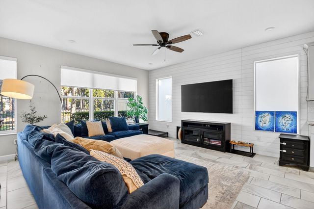 6613 Pointe Of Woods Drive, West Palm Beach, FL 33413