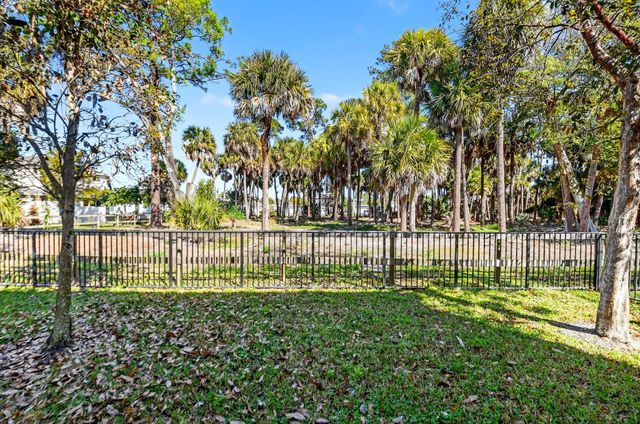 6613 Pointe Of Woods Drive, West Palm Beach, FL 33413