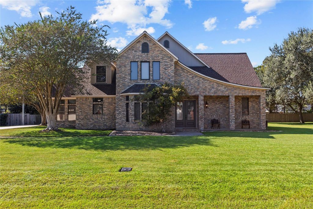 12315 Fisher Drive, Mont Belvieu, TX 77523