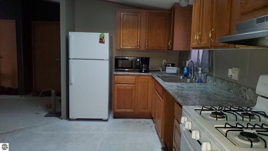 Image 3 of property listing at 2770 S Ivy Lane LOT 143, Mt Pleasant, MI 48858