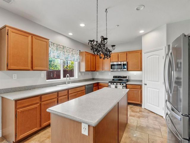 588 Dana Lane, Escondido, CA 92027