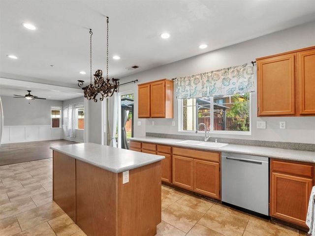 588 Dana Lane, Escondido, CA 92027