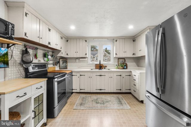 1123 OLD LANCASTER RD, Berwyn, PA 19312