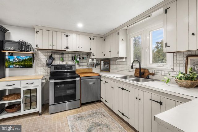 1123 OLD LANCASTER RD, Berwyn, PA 19312