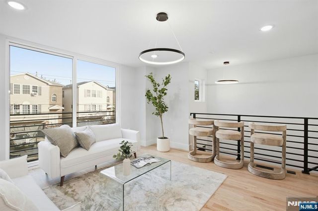 257 7th Street, Newark, NJ 07103