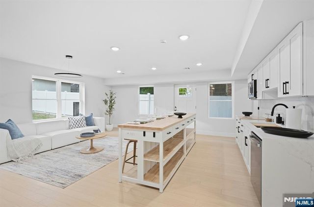 257 7th Street, Newark, NJ 07103
