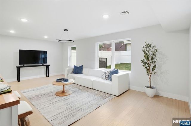 257 7th Street, Newark, NJ 07103