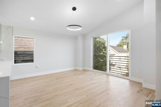 257 7th Street, Newark, NJ 07103