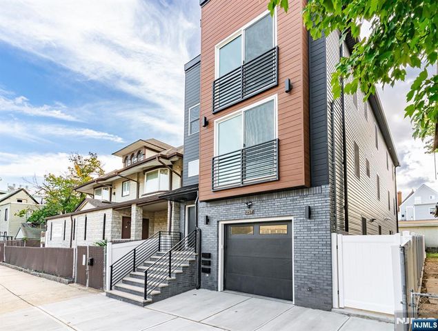 257 7th Street, Newark, NJ 07103