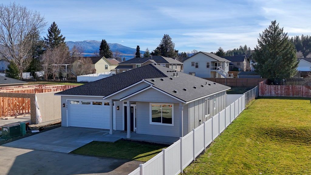 17802 E 3rd Ln, Spokane Valley, WA 99016