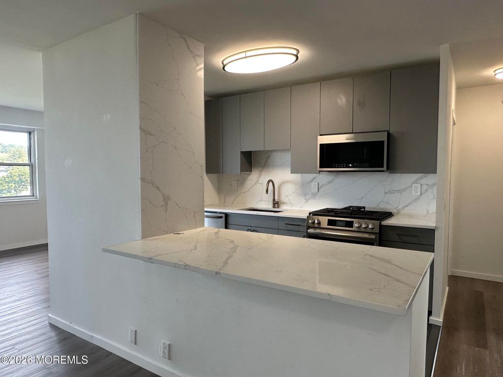 10 Ocean Boulevard 8H, Atlantic Highlands, NJ 07716