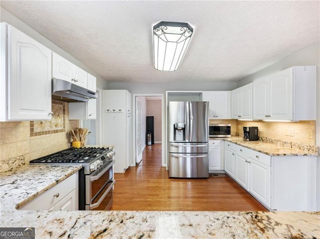 6650 Lake Run Drive, Flowery Branch, GA 30542