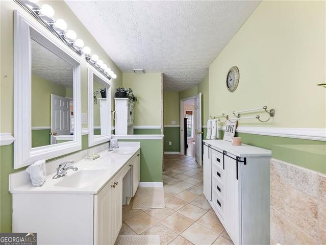 6650 Lake Run Drive, Flowery Branch, GA 30542