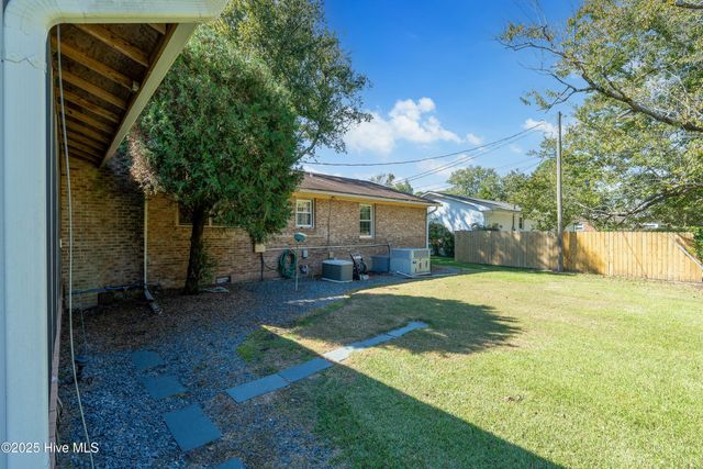 3933 Sweetbriar Road, Wilmington, NC 28403