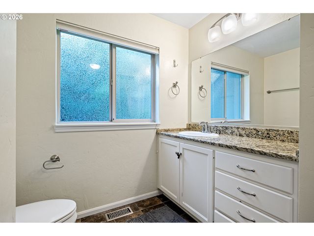 75 MARLBORO Ln, Eugene, OR 97405