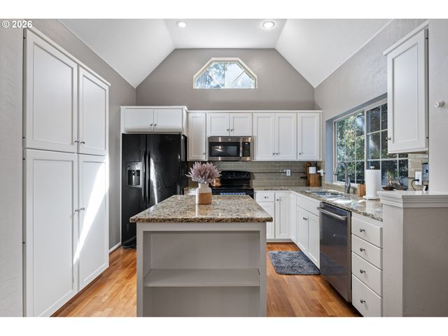 75 MARLBORO Ln, Eugene, OR 97405