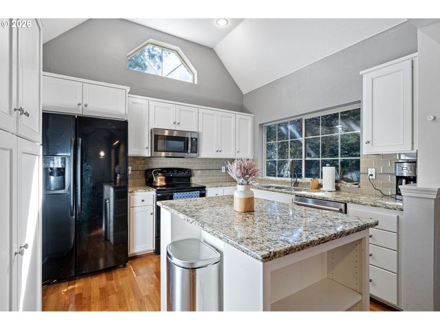 75 MARLBORO Ln, Eugene, OR 97405