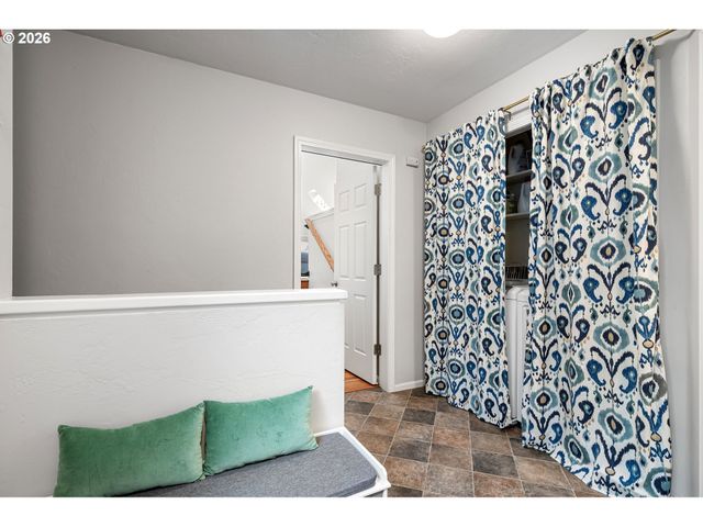 75 MARLBORO Ln, Eugene, OR 97405