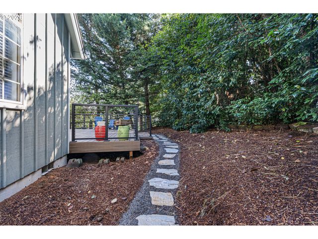 75 MARLBORO Ln, Eugene, OR 97405
