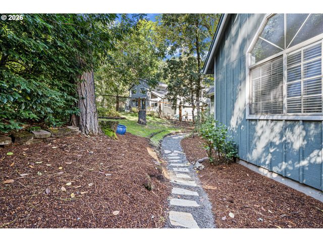 75 MARLBORO Ln, Eugene, OR 97405