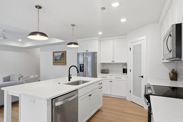 527 TOMAHAWK DR, Columbia, MO 65203