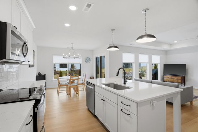 527 TOMAHAWK DR, Columbia, MO 65203