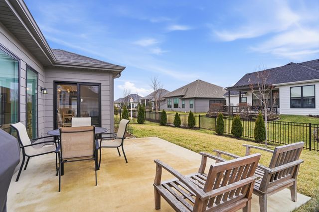 527 TOMAHAWK DR, Columbia, MO 65203