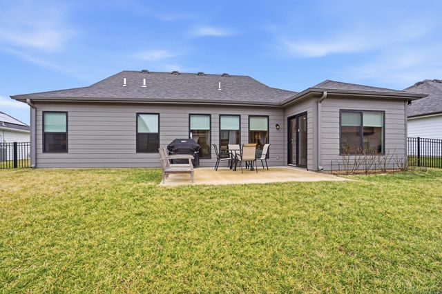 527 TOMAHAWK DR, Columbia, MO 65203