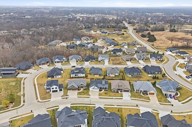 527 TOMAHAWK DR, Columbia, MO 65203