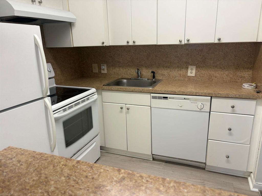 Image 3 of property listing at 398 Mansfield J 398 J, Boca Raton, FL 33434