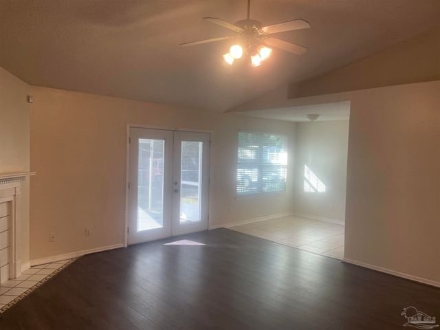 6831 Community Dr, Pensacola, FL 32526