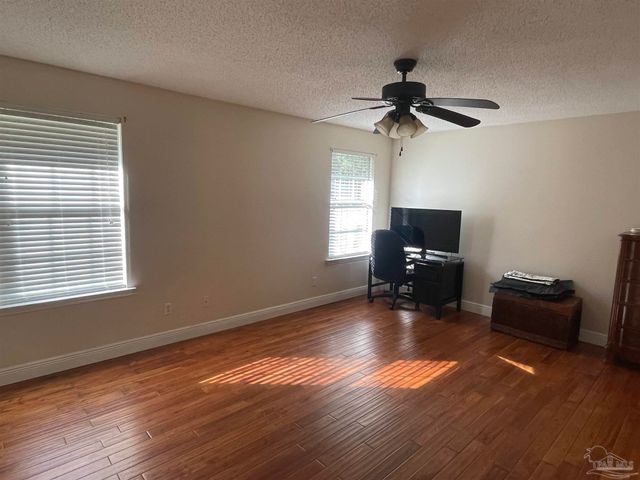 6831 Community Dr, Pensacola, FL 32526