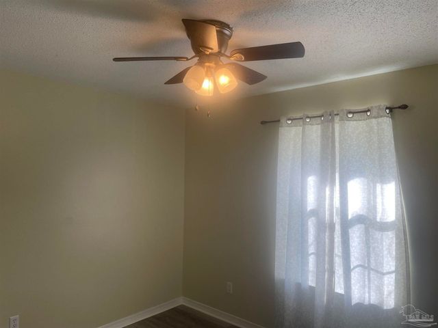 6831 Community Dr, Pensacola, FL 32526