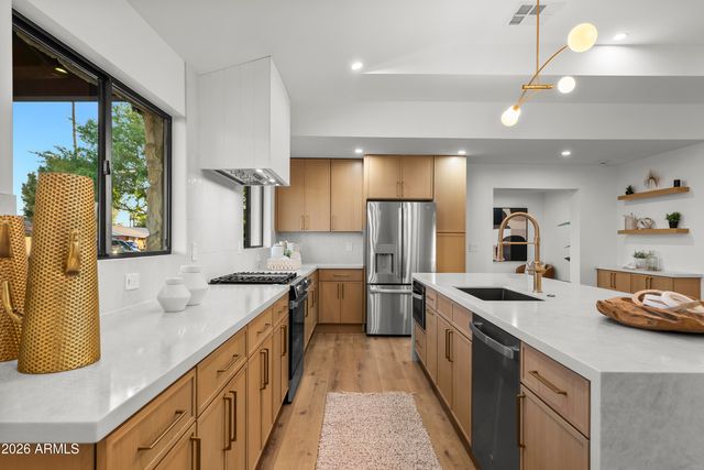 3860 E CLARENDON Avenue, Phoenix, AZ 85018