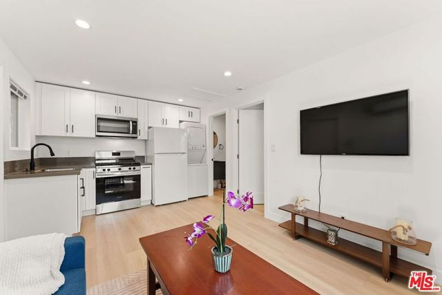 7103 Hatillo Avenue, Winnetka, CA 91306