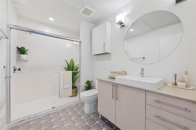 4004 Banister LN 303, Austin, TX 78704