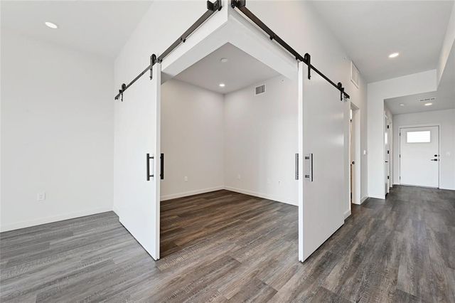 4004 Banister LN 303, Austin, TX 78704