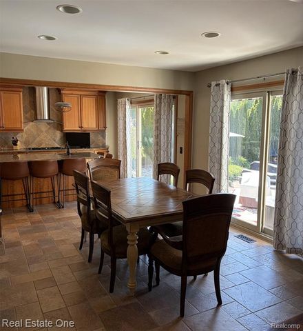 1115 Joshua Drive, Troy, MI 48098